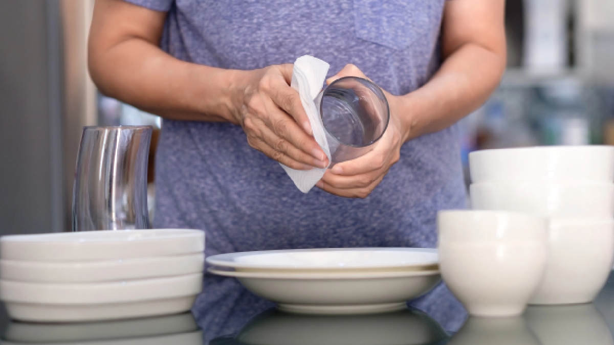 Entre as inúmeras tarefas de casa, uma das mais famosas é o ato de lavar a louça. Contudo, o que vem logo após pode ser um problema para muita gente: enxugar os pratos, copos e talheres com o pano de prato - (duiwoy/Depositphotos)