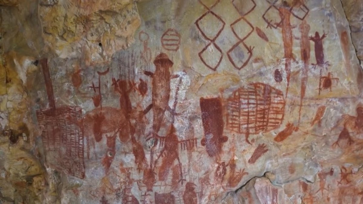 Nela, já foram encontradas pinturas e gravuras rupestres com mais de mil anos (Fotos: Reprodução YouTube/Vida de Mochila)