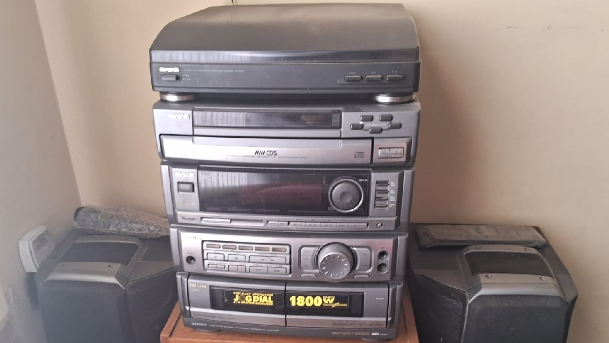 Produto de maior sucesso, o aparelho de som possuía, na sua versão completa, quatro em um: uma para discos de vinil, uma com porta-CDs com espaço para cinco, uma para ouvir rádio e uma para reproduzir fita-cassete - (Leonardo Sandre/Gazeta de S.Paulo)