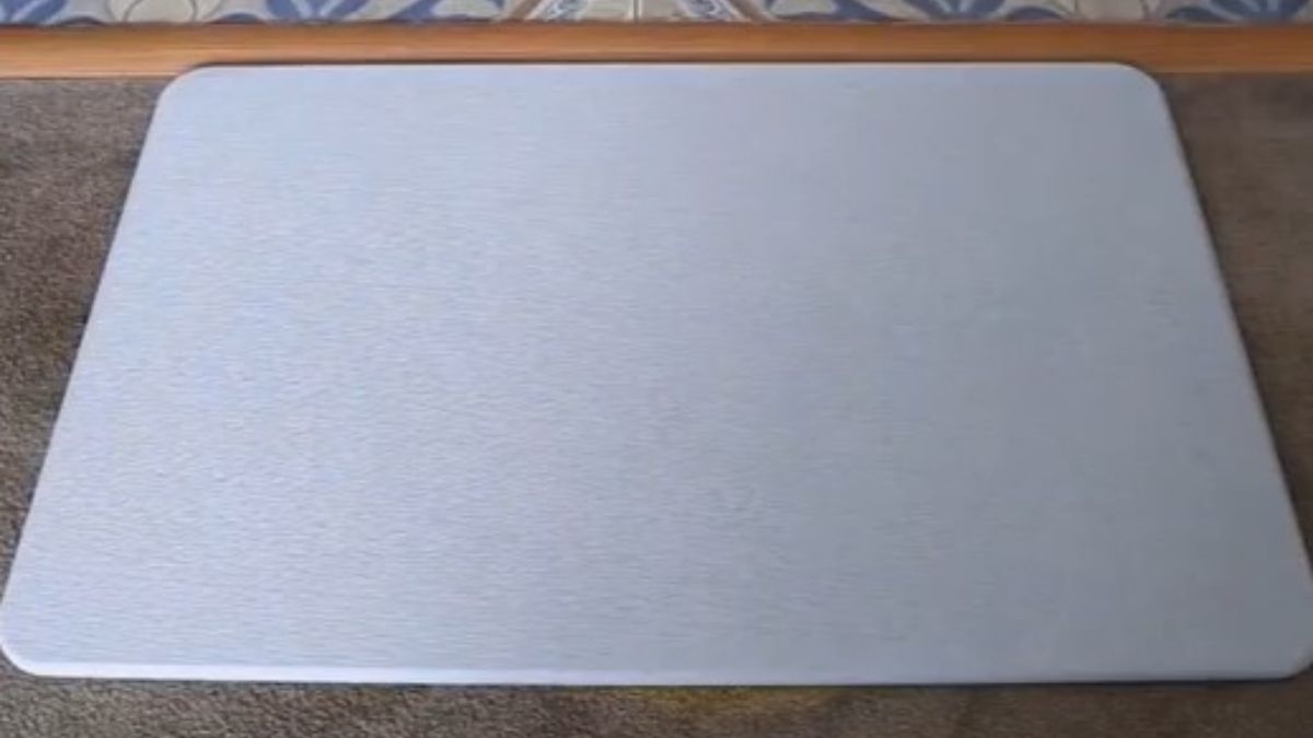 Além do visual discreto, o tapete de diatomita chama atenção pela praticidade e pela facilidade de cuidado
