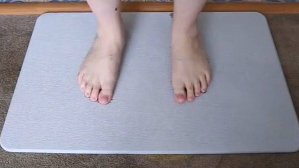 A absorção eficiente da água faz com que, assim que os pés molhados encostam na superfície, o líquido desapareça em poucos instantes