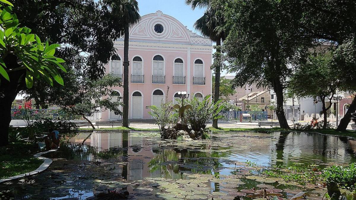 Já o Theatro São João, inaugurado no século 19, mantém programação cultural regular em um edifício de linhas neoclássicas preservadas (Fotos: GLandovsky/Wikimedia Commons)