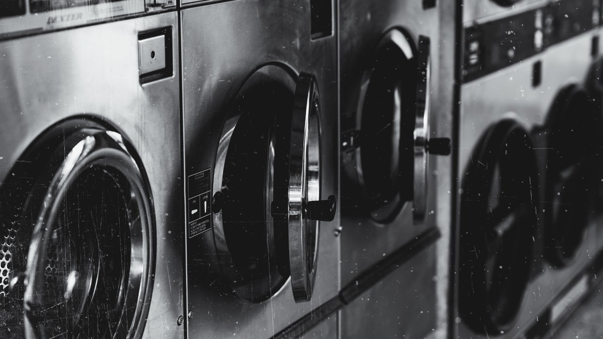 O ideal é ventilar por poucos minutos e depois fechar a porta, evitando ressecar a vedação e reduzir o risco de vazamentos (Fotos: Freepik)