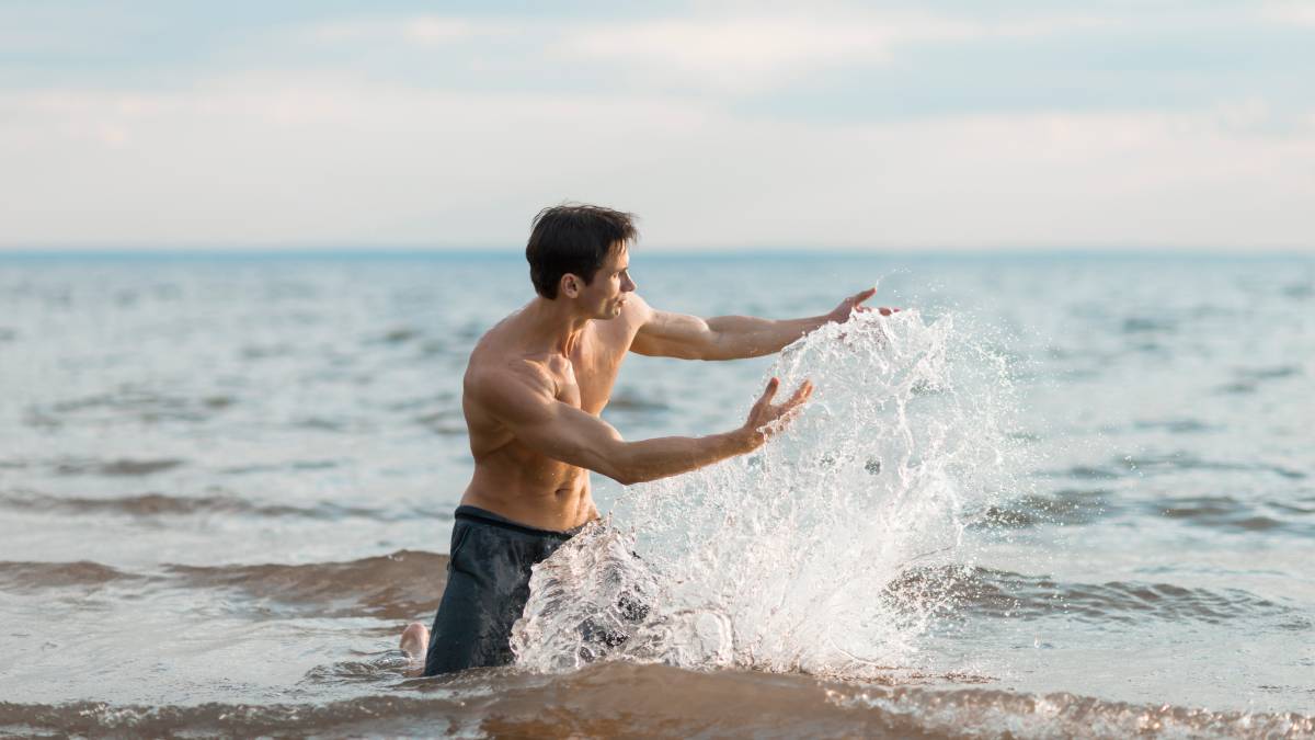 O contato com o mar na virada simboliza purificação e afastamento de energias negativas segundo tradições populares. Fotos: Freepik