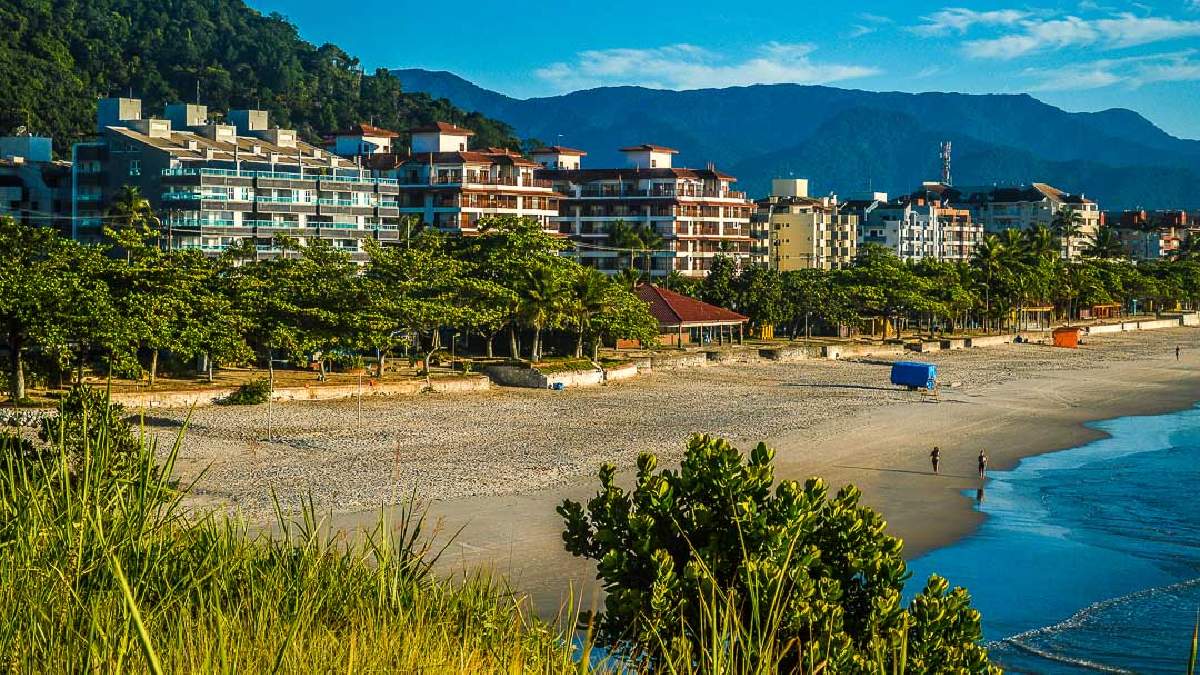 Ubatuba é conhecida por unir urbanização e praias lindas. Imagem: DeyvesMartins/Wikimedia Commons