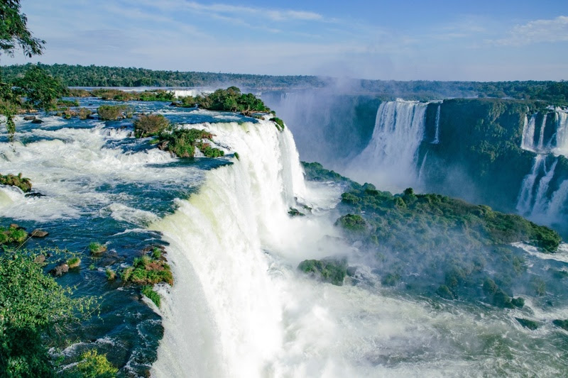 Além das Cataratas, o turista pode conhecer o Marco das Três Fronteiras e fazer passeios de barco que chegam perto das quedas. Foto: Divulgação