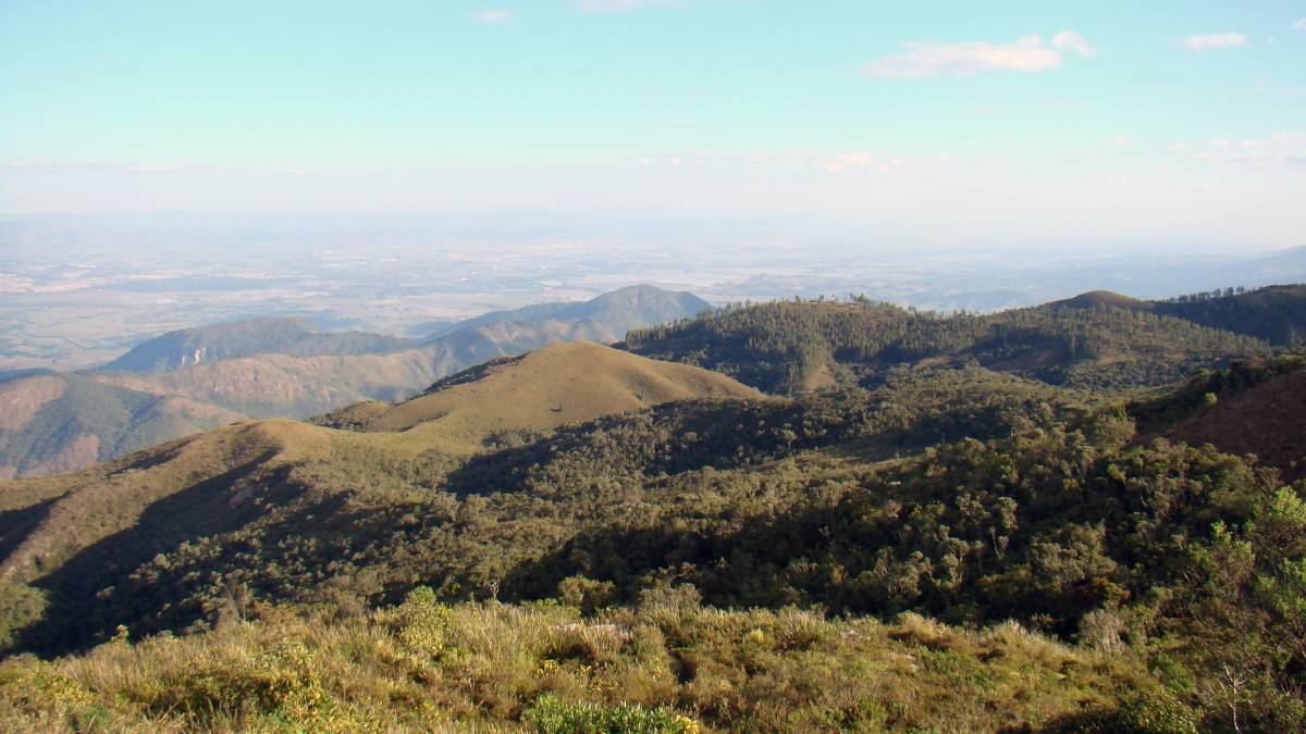 Tremembé mantém características comuns às cidades menores do interior paulista, como ruas largas, pouca movimentação e uma rotina silenciosa. A arborização e a sensação de segurança também reforçam a percepção de descanso, especialmente para quem chega de áreas urbanas mais movimentadas do Vale.