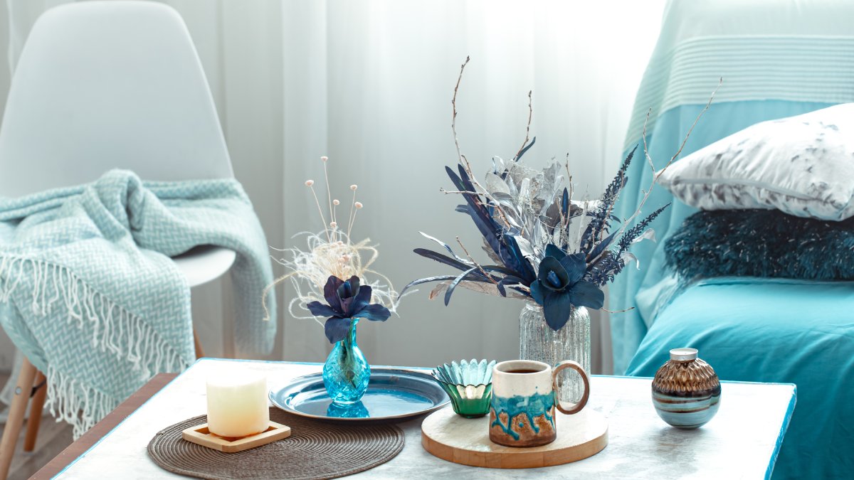 Para quem não se sente confiante em apostar no azul para paredes, a solução é começar com detalhes como almofadas e vasos (Foto: Freepik)