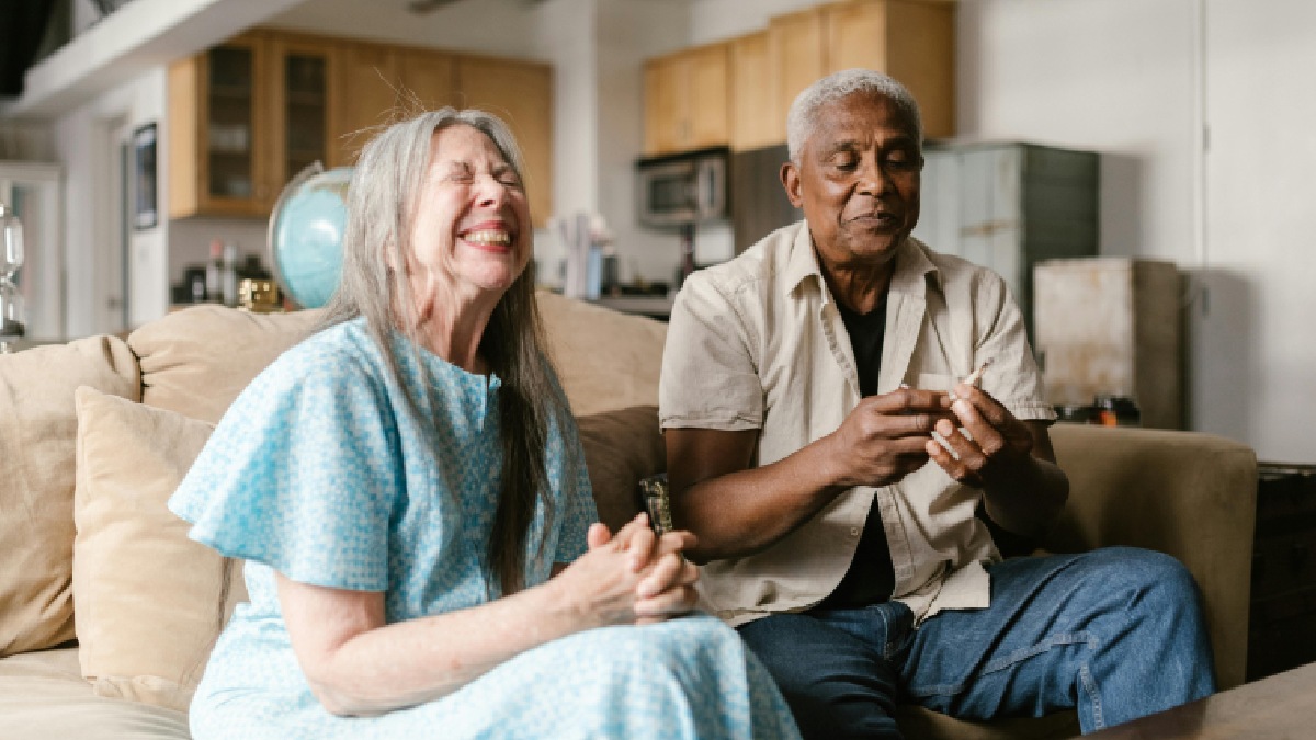 Idosos de Ikaria também possuem vida social bastante agitada. Imagem: RDNE Stock project/Pexels