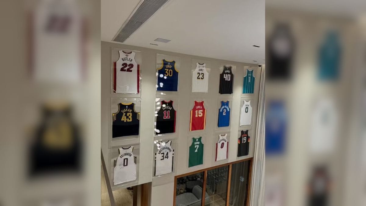 Parte do fascínio do público vem do jeito como Vini personalizou a casa. Matérias apontam que há um espaço tratado como uma espécie de "santuário" esportivo, com itens e referências a ídolos do futebol e do basquete, algo que o jogador já mostrou em posts e vídeos. 