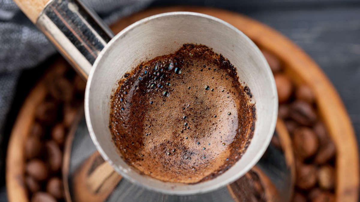 Fora do banheiro, a borra ainda pode ser reaproveitada na cozinha e no jardim, mostrando que rende muito além de uma xícara de café (Fotos: Freepik)