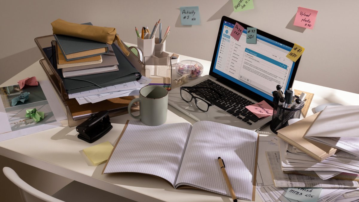 A linha entre bagunça produtiva e alerta para a saúde mental é tênue, por isso vale observar como você se sente no próprio espaço de trabalho (Fotos: Freepik)