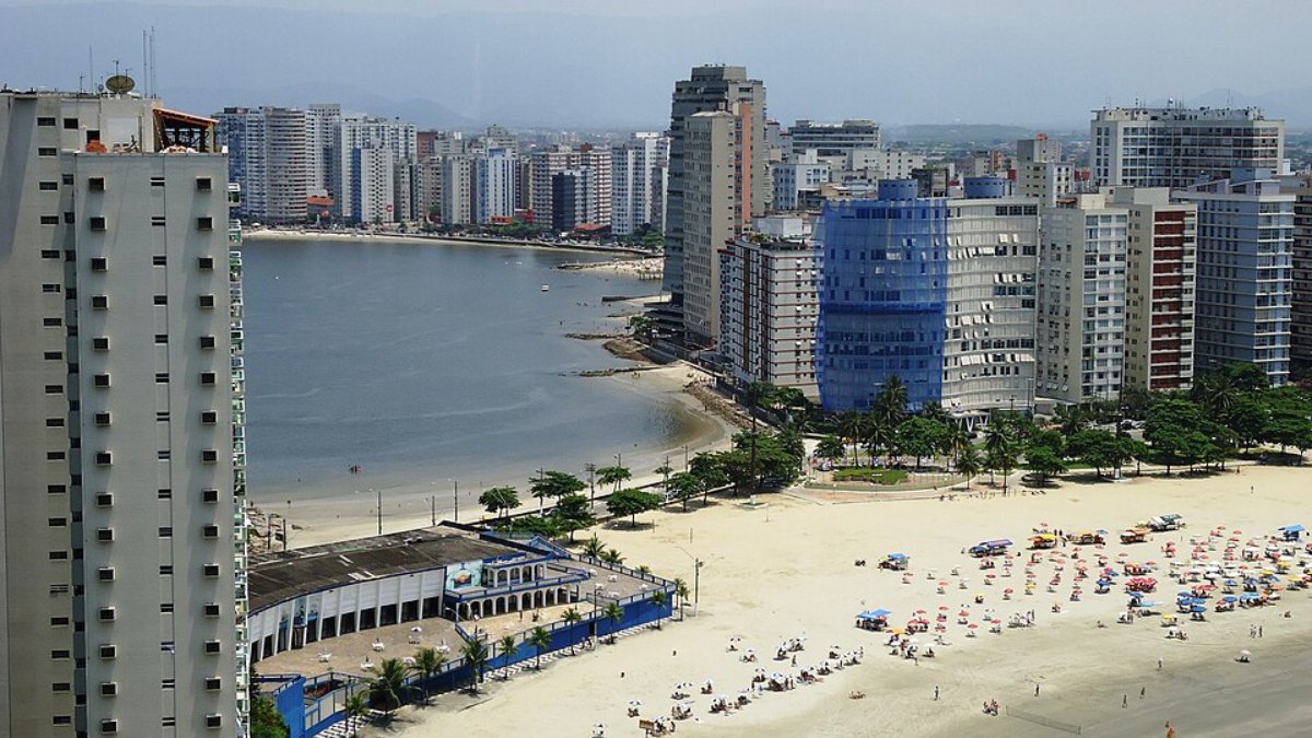 A cidade litorânea de São Vicente, além de ser a primeira vila do Brasil, lidera o ranking de imóveis mais baratos no estado (Foto: Jacinto Alves de Souza/Wikimedia Commons)