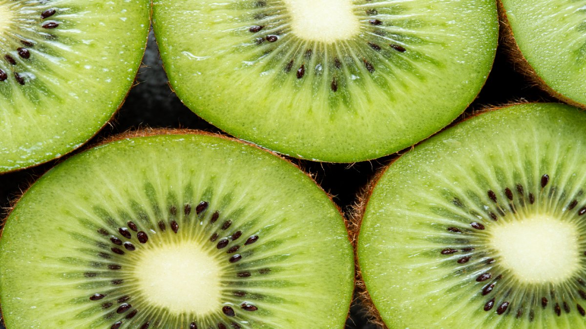 Com isso, o kiwi passou a ser visto não apenas como uma fruta nutritiva, mas como um alimento funcional (Fotos: Freepik)