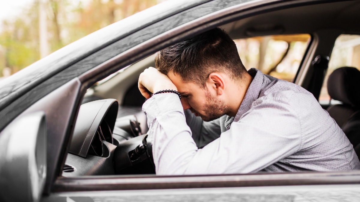 Especialistas ressaltam que o acesso à informação de qualidade é um pilar para tornar a experiência de motoristas e passageiros mais fluida e segura. Assim, ao cometer um erro ao volante, é possível evitar uma dor de cabeça ainda maior - (dianagrytsku/Freepik)