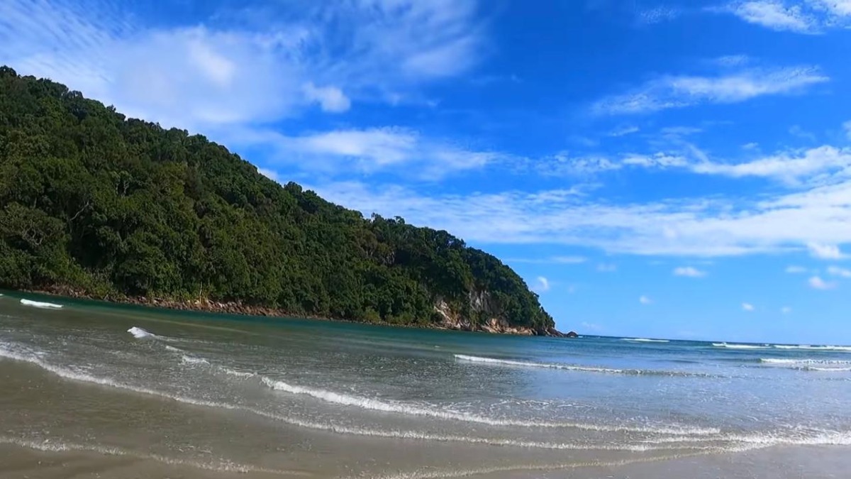 A faixa de areia é ampla, convidativa para longas caminhadas, castelos de areia e tardes inteiras ao sol (Fotos: Youtube/Reprodução)