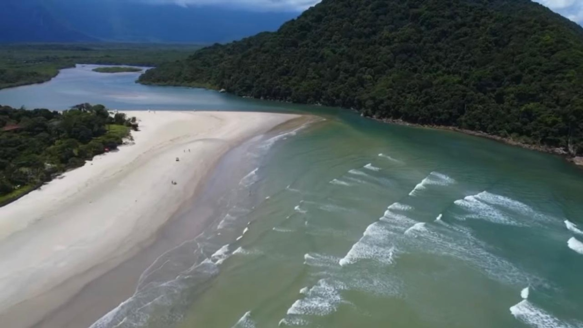 O primeiro impacto ao chegar é visual: o encontro do rio com o mar cria um contraste de cores que lembra destinos muito mais distantes e caros