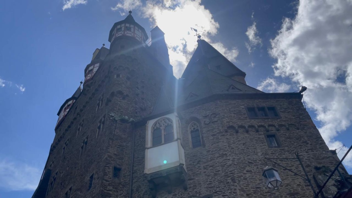 Enquanto inúmeros castelos europeus foram destruídos por guerras, incêndios e revoluções, essa fortaleza medieval atravessou intacta mais de oito séculos de instabilidade política no continente (Fotos: Youtube/Reprodução)
