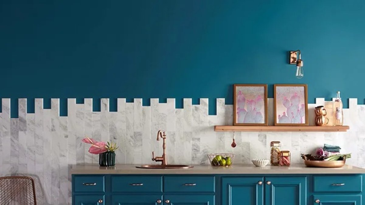 O azul puro tem conquistado quem quer fugir da estética clean de bege e branco (Foto: Divulgação/BRN Construtora)