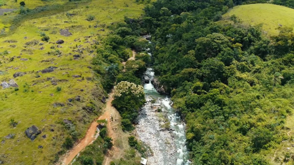 Lavrinhas fica quase na divisa com Minas Gerais e chama atenção pela combinação rara de montanhas, rios cristalinos e áreas preservadas (Fotos: Youtube/Reprodução)