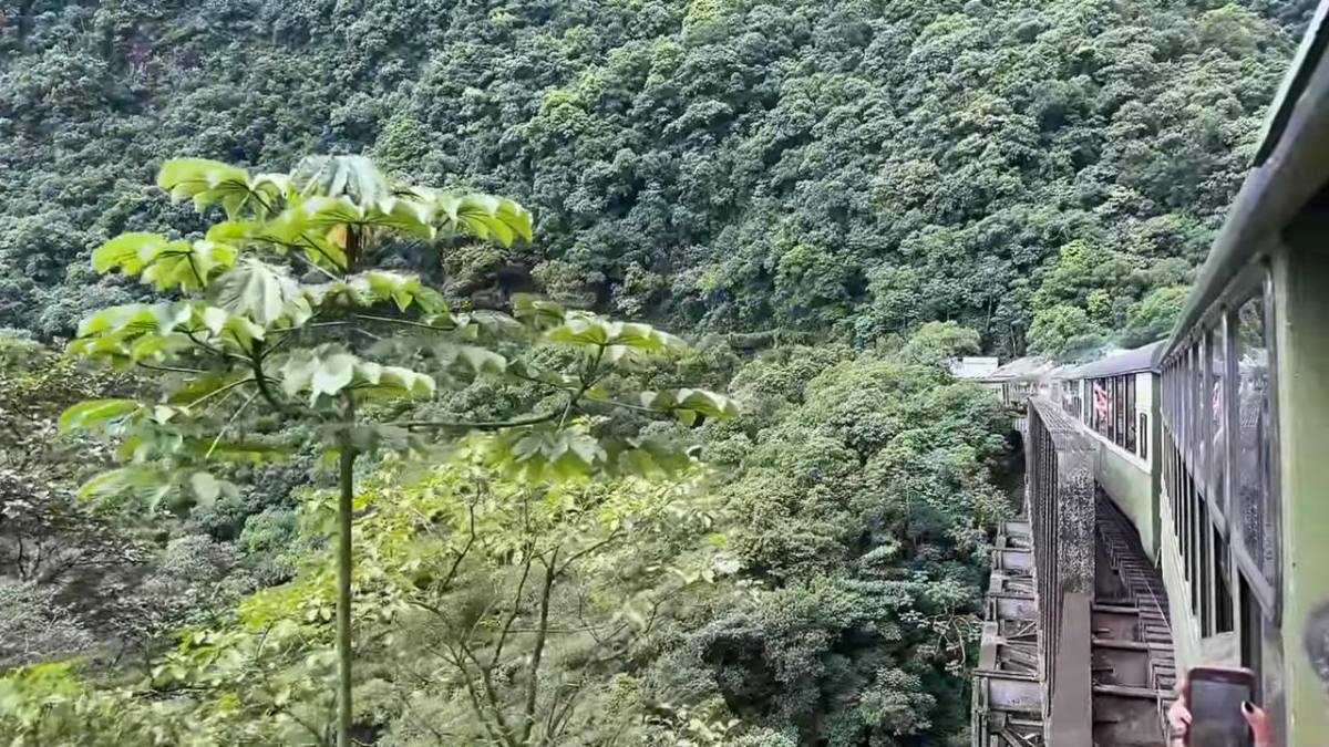 O trem deixou de ser apenas meio de transporte e passou a ser o próprio destino, movimento semelhante ao de outras rotas turísticas consagradas, como a Serra do Rio do Rastro, famosa pela experiência cênica (Fotos: Youtube/Reprodução)