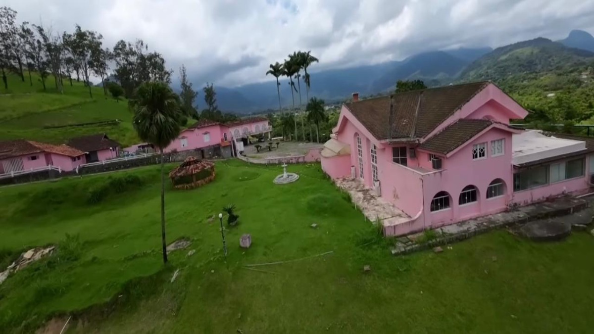 A residência ficou conhecida como Casa Rosa por conta da cor marcante de sua fachada e rapidamente se tornou um dos imóveis mais famosos entre as casas de celebridades no Brasil