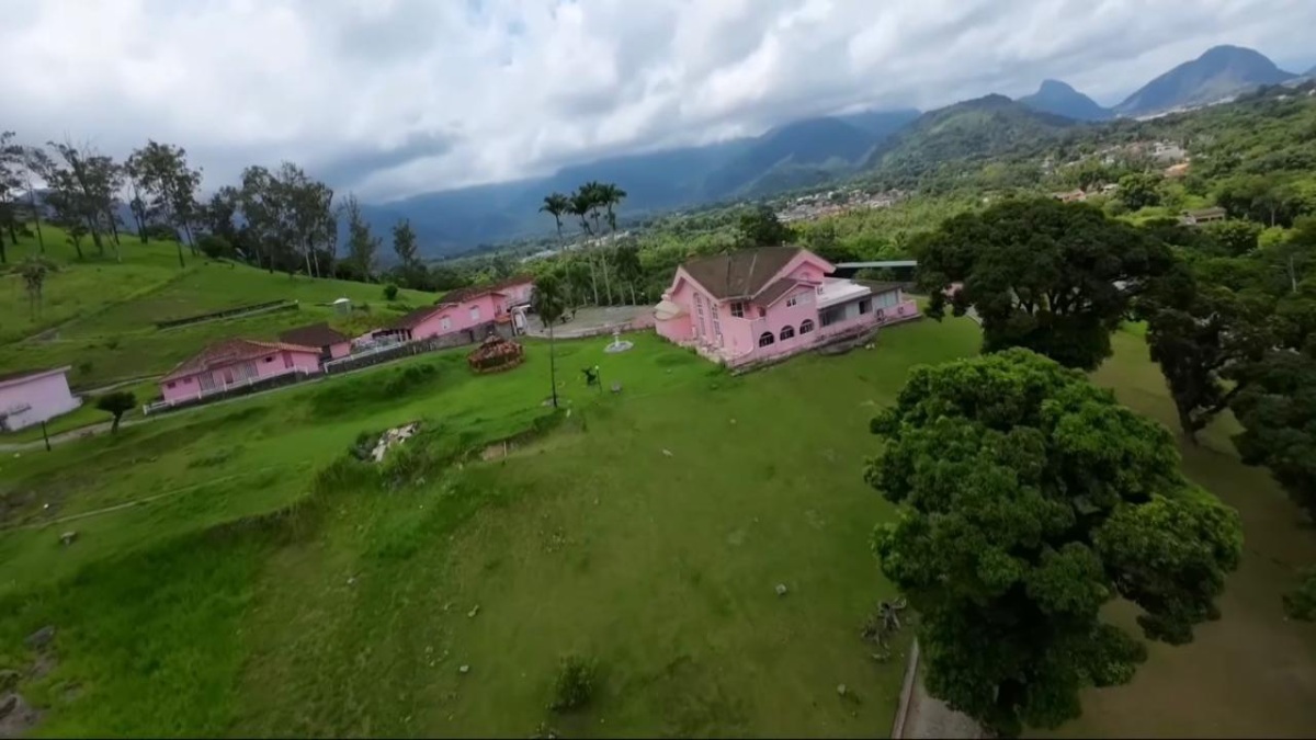 Durante o período em que morou no local, Xuxa transformou o terreno em um espaço multifuncional, reunindo lazer, trabalho e privacidade (Fotos: Youtube/Reprodução)