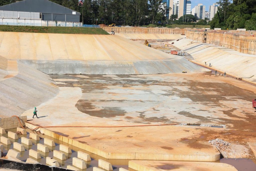 Obras do piscinão na Grande SP