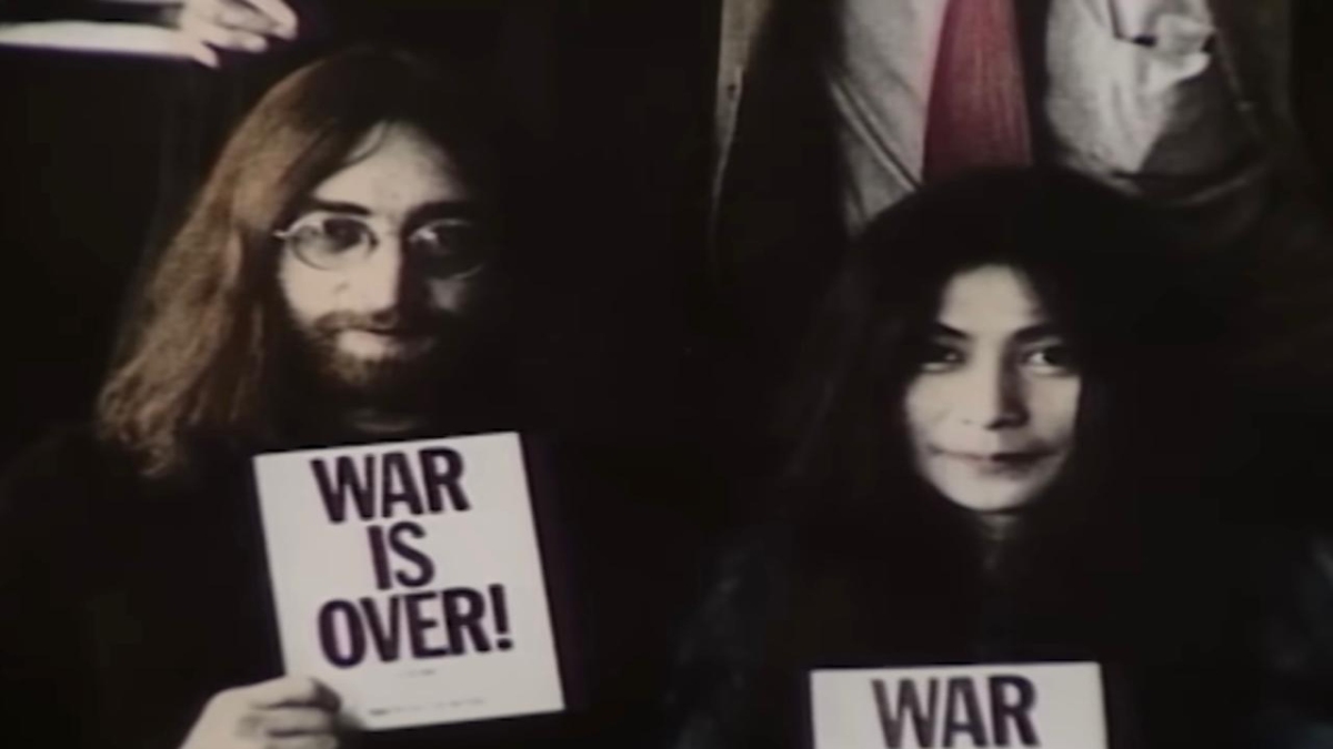 'Happy Xmas (War Is Over)', de John Lennon e Yoko Ono, usa o Natal como pano de fundo para um apelo por paz e reflexão coletiva (Fotos: Youtube/Reprodução)