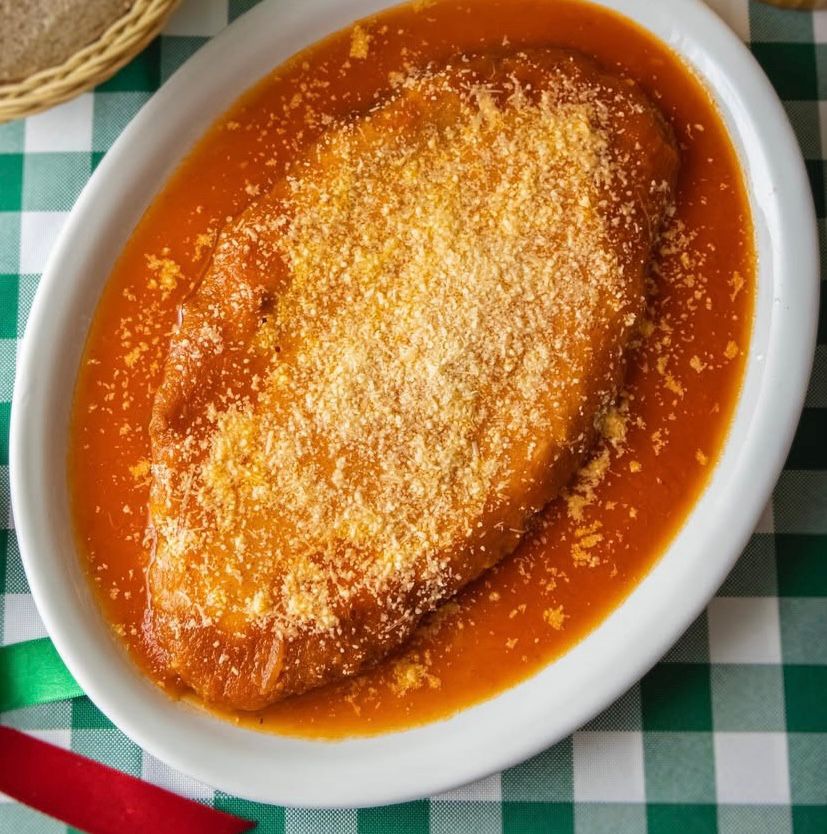 Polpettone é um disco de carne recheado de queijo e servido com molho de tomate. Foto: Divulgação/Jardim de Napoli