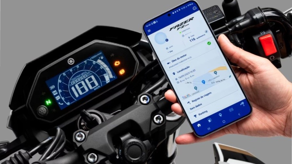 Piloto pode parear a motocicleta ao smartphone via Bluetooth e acompanhar dados como consumo médio de combustível.