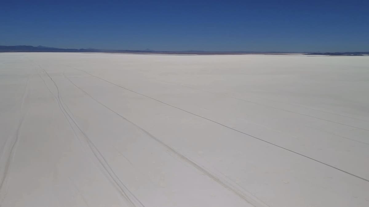 Por conta da sua singularidade o deserto de sal atrai turistas do mundo inteiro - Reprodução/YouTube