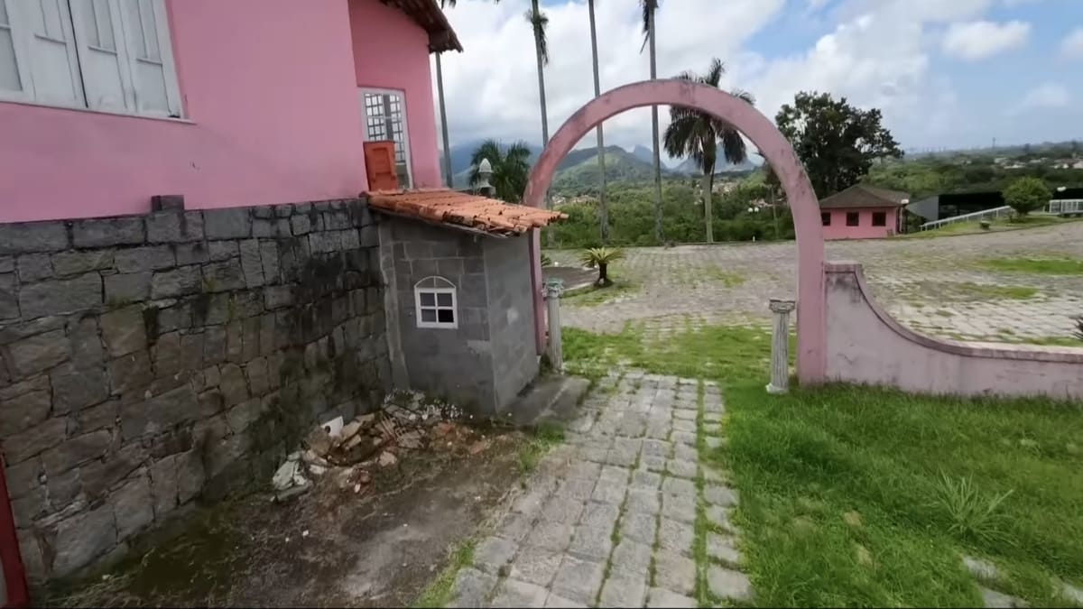 As imagens do drone revelam o abandono da mansão - reprodução/YouTube