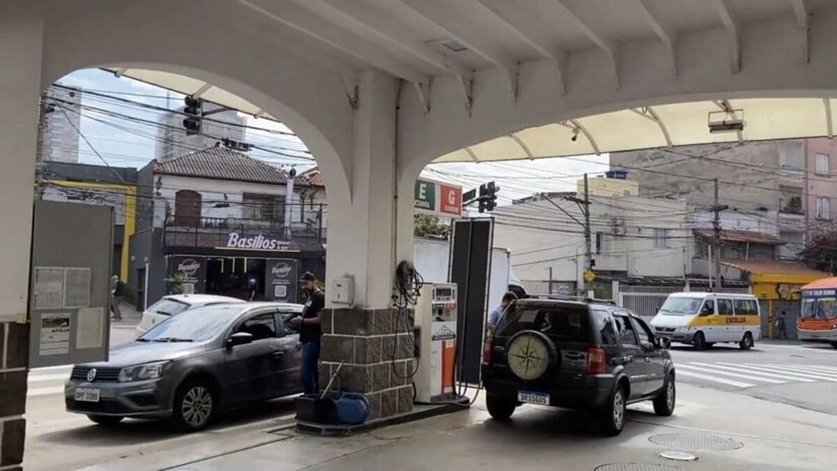 O posto de gasolina está localizado na Aclimação, região central da cidade de São Paulo - reprodução/YouTube