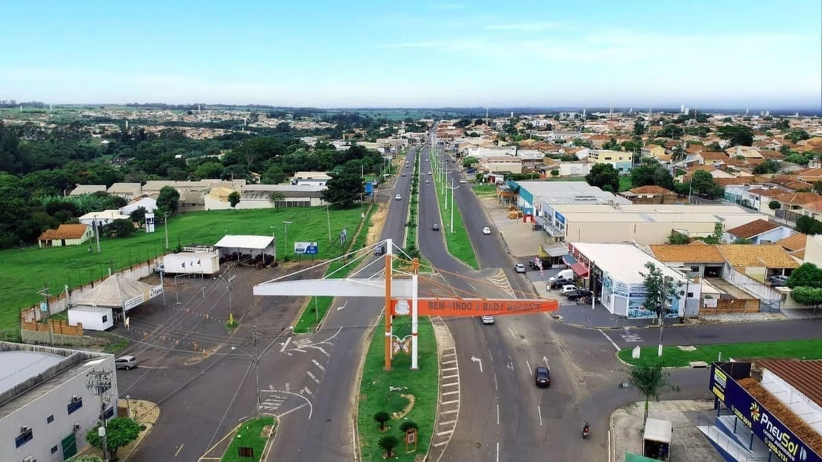 Bady Bassitt: Localizada a cerca de 10 km de São José do Rio Preto, recebeu o nome em homenagem a um político local. Possui aproximadamente 27 mil habitantes distribuídos em 110 km², com economia voltada à agropecuária.