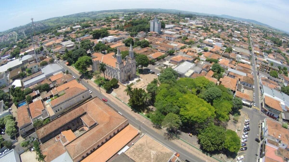 Descalvado: No sudoeste paulista, surgiu a partir de um morro com o topo "descalvo", em contraste com a mata densa ao redor. Atualmente, é conhecida pela pecuária e por festas tradicionais.