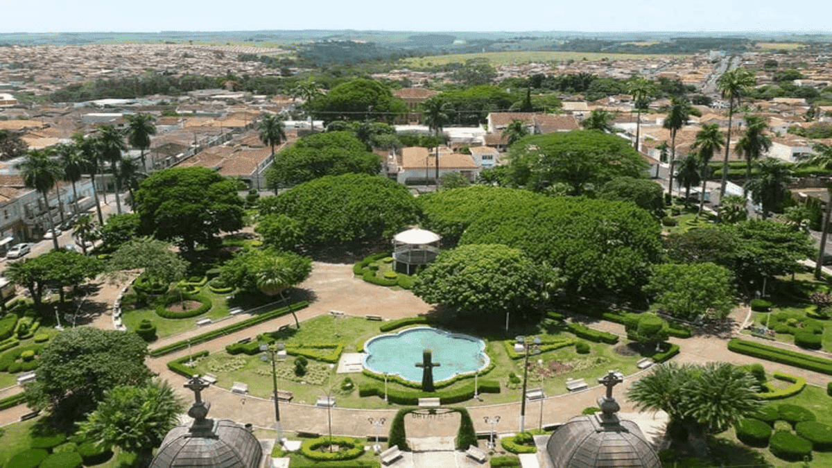 Batatais: Localizada na Alta Mogiana, pode ter origem no cultivo de batatas roxas ou na expressão tupi que significa "rio entre pedras". Destaca-se pela forte tradição cafeeira e por festas agropecuárias.