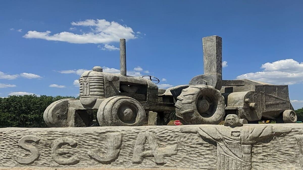 Guzolândia: Próxima ao Rio Tietê, foi fundada em 1946 por Américo Guzo e elevada a município em 1964. O nome simboliza o pioneirismo ítalo-brasileiro na região.