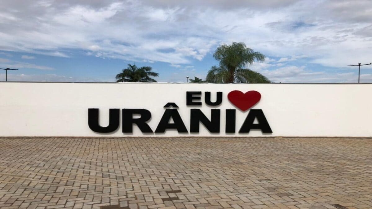 Urânia: Localizada no noroeste do Estado de São Paulo, o município recebeu esse nome em referência à musa da astronomia na mitologia grega, escolhido por seu fundador, que se inspirou em temas ligados ao céu e às estrelas. Criada oficialmente em 1948, Urânia se desenvolveu a partir da agricultura e hoje mantém uma identidade marcada pela tranquilidade do interior e pela curiosa origem de seu nome, pouco comum entre as cidades paulistas