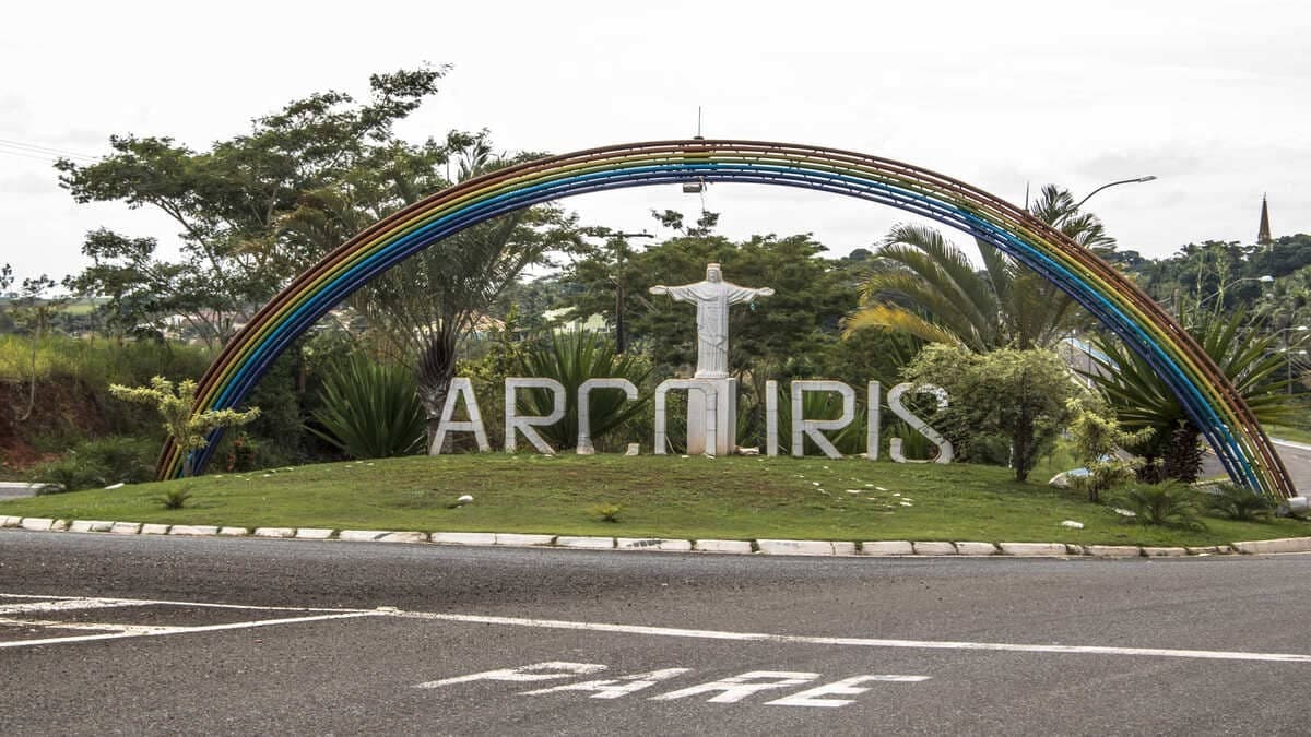 Arco-Íris: Renomeada em 1948 devido à beleza natural multicolorida da região, destaca-se pela agricultura e pela realização de eventos culturais no interior paulista.
