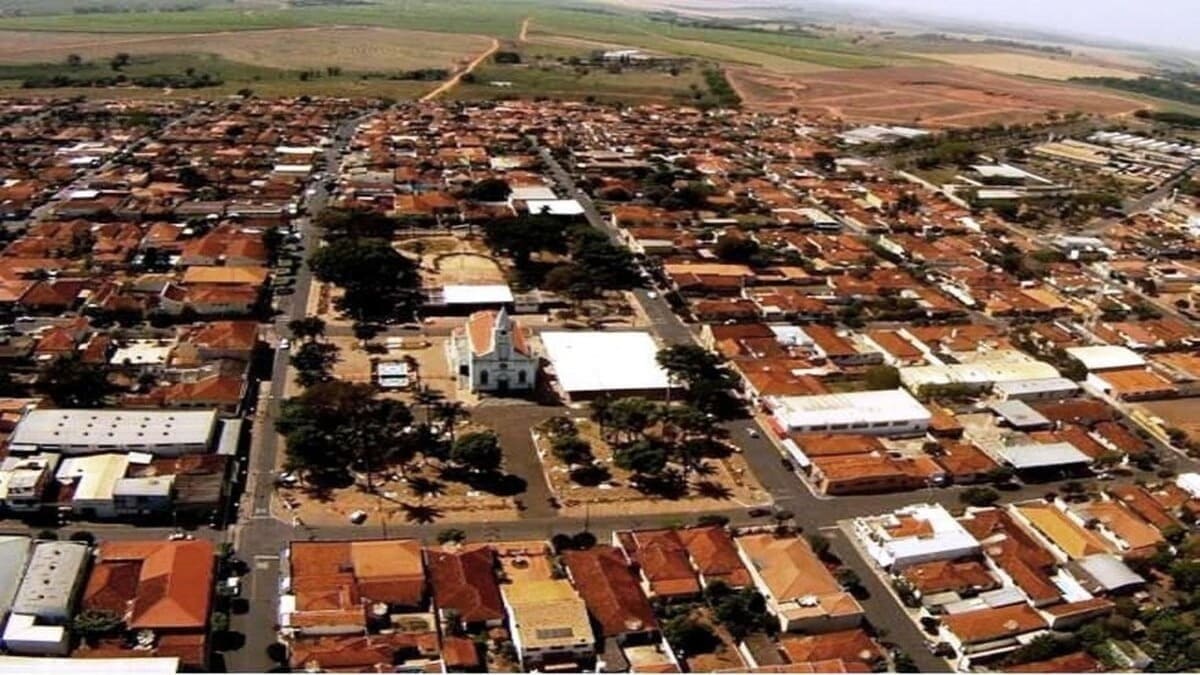 Ariranha: Localizada na região de São José do Rio Preto, o nome vem de um córrego repleto de ariranhas (lontras selvagens), que atraíam pioneiros pela fauna abundante. O município possui 132,6 km² e clima tropical.