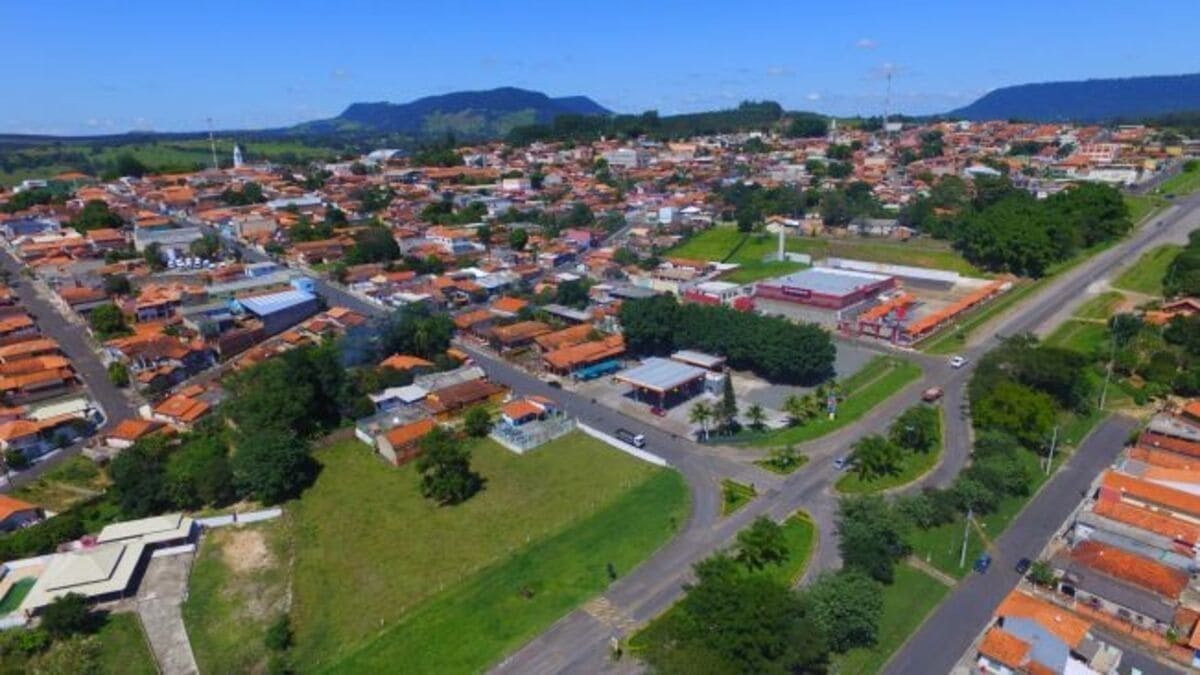 Bofete: Próxima a Botucatu, a cidade tem nome ligado a uma caverna usada por tropeiros para guardar alimentos nas antigas rotas do interior. Hoje, mantém a tranquilidade e a herança histórica da região.