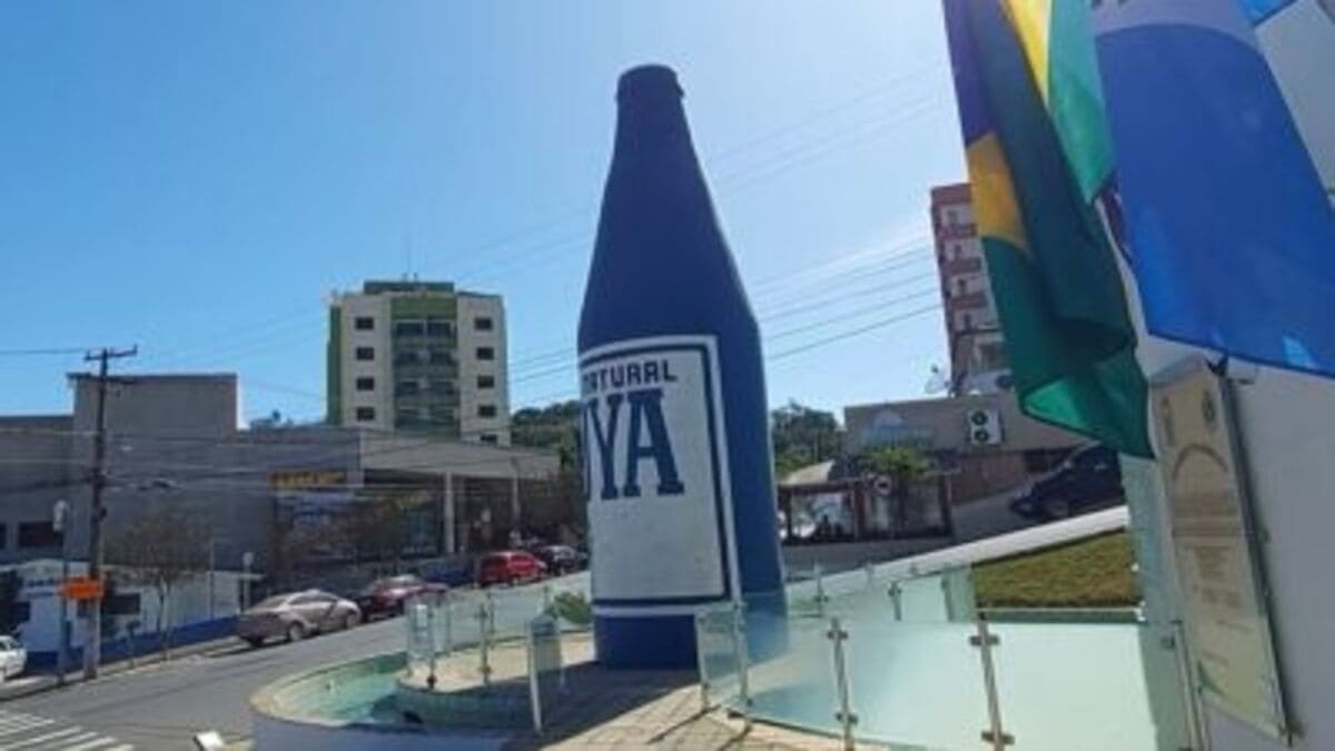 O principal monumento da cidade, a garrafa gigante, faz alusão a qualidade da água mineral produzida no município - reprodução/ YouTube