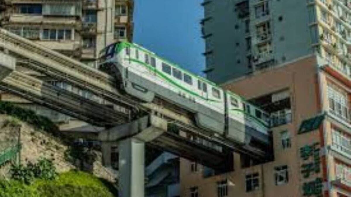 passagem do monotrilho pelo interior do edifício se tornou uma das cenas mais curiosas da paisagem urbana de Chongqing.