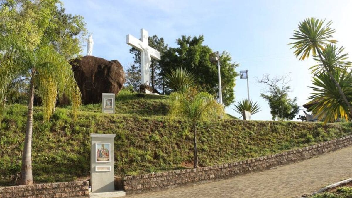 Imagens religiosas no alto do município reforçam a tradição de fé e atraem peregrinos ao longo do ano.