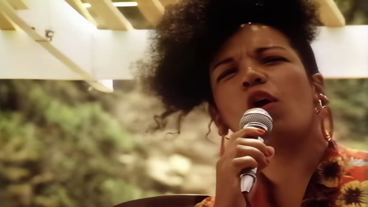 Chorando se foi ganhou fama mundial na voz de Loalwa Brás - Reprodução/YouTube
