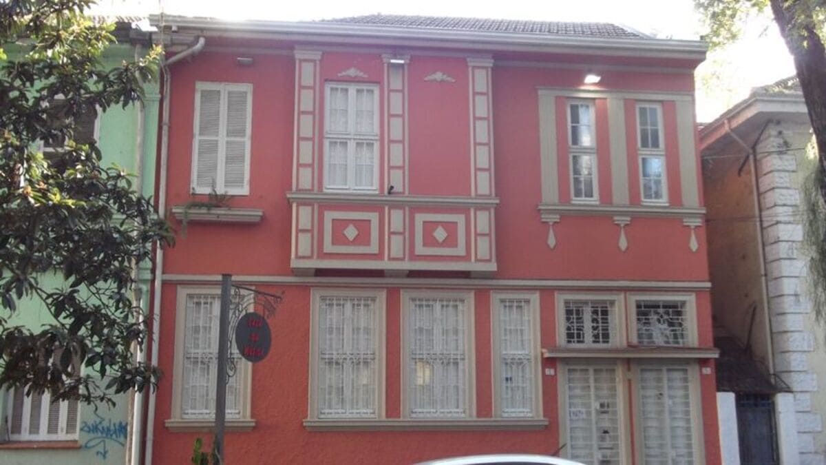 A rua se tornou símbolo de preservação ambiental na capital gaúcha.