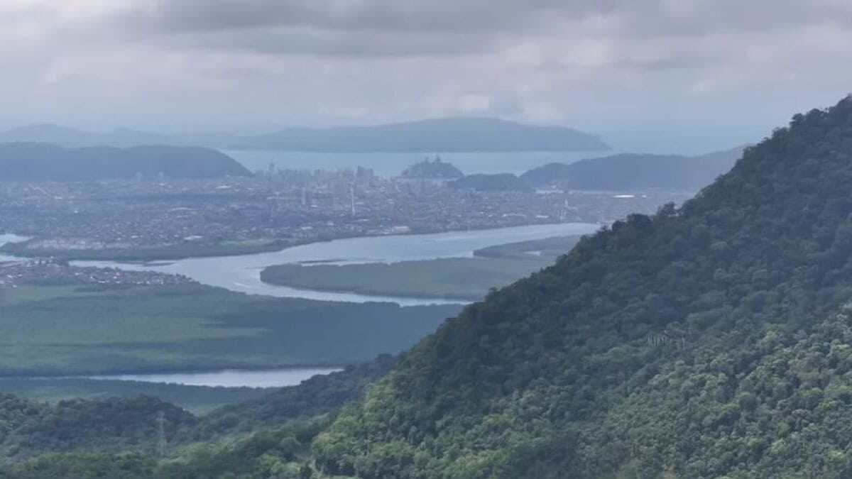 No extremo sul de São Paulo, a natureza guarda cachoeiras e um raro olhar para o oceano