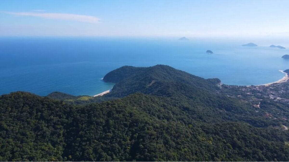 Mata Atlântica, cachoeira e um raro vislumbre do oceano