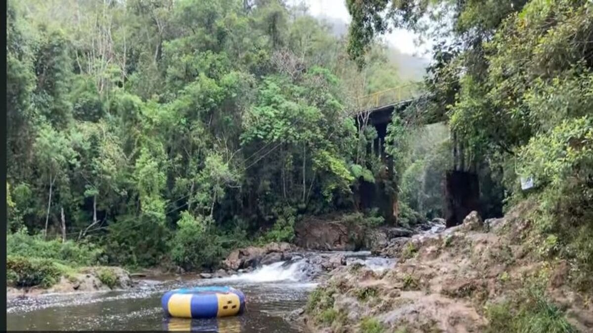 Entre trilhas e quedas d'água, o mar aparece à distância